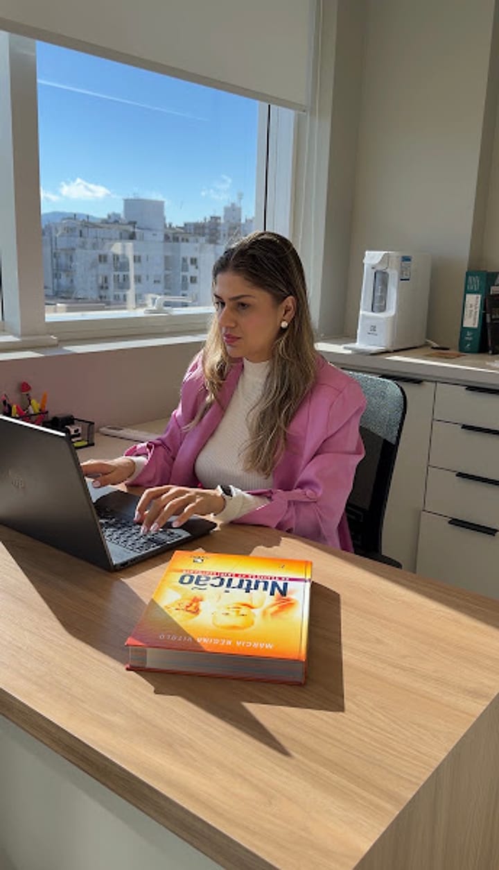 Jéssica Blatt, nutricionista, trabalhando no notebook no consultório